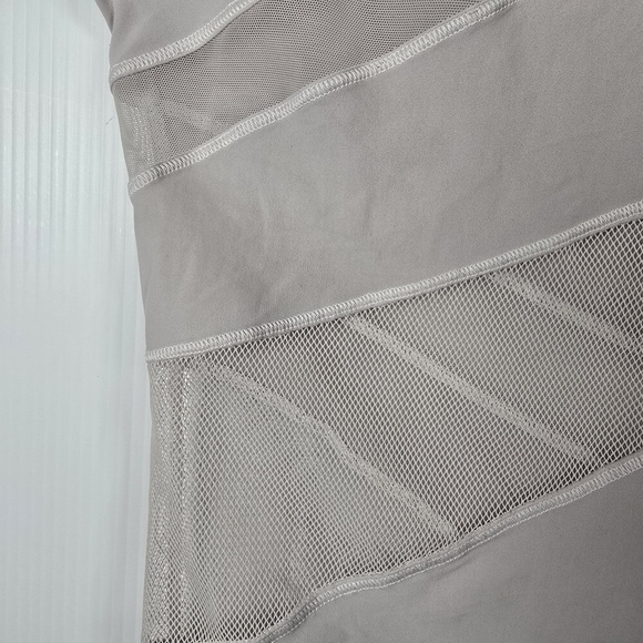 Lululemon Mesh in Motion Racerback in Dove Grey size 6? Activewear Athlete - Picture 5 of 8